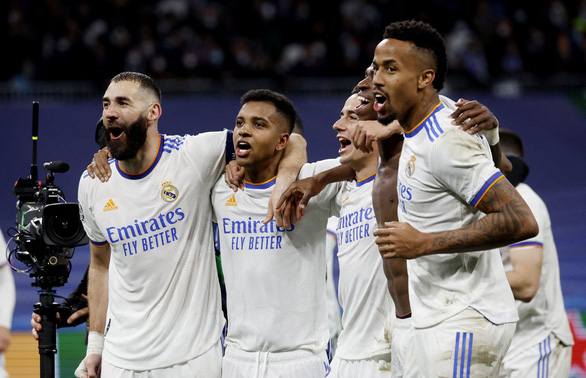 Benzema lập hat-trick, Real loại PSG khỏi Champions League