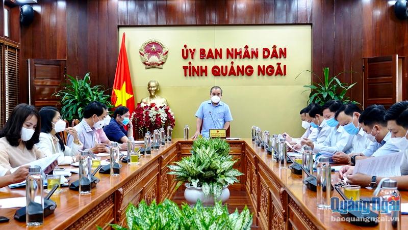 Phó Chủ tịch Thường trực UBND tỉnh Trần Hoàng Tuấn phát biểu tại cuộc họp