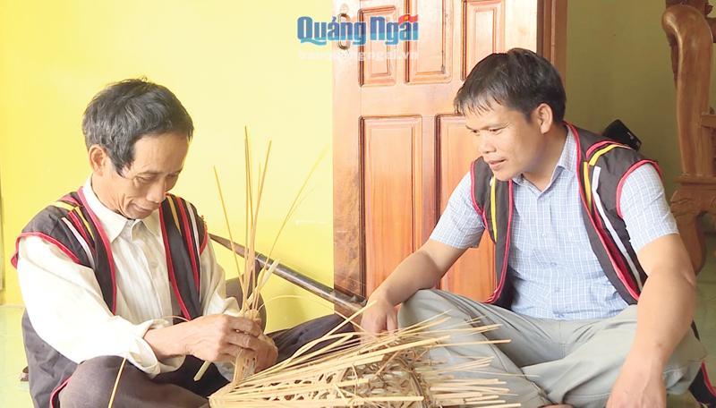 Nghệ nhân Hồ Văn Đường (bên trái) gìn giữ nghề đan truyền thống của đồng bào Cor.    