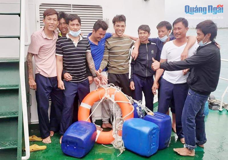Phút giây trùng phùng 9 ngư dân của tàu cá QNg 96237TS bị nạn trên tàu Cảnh sát biển 4032.                         Ảnh: HỮU DANH