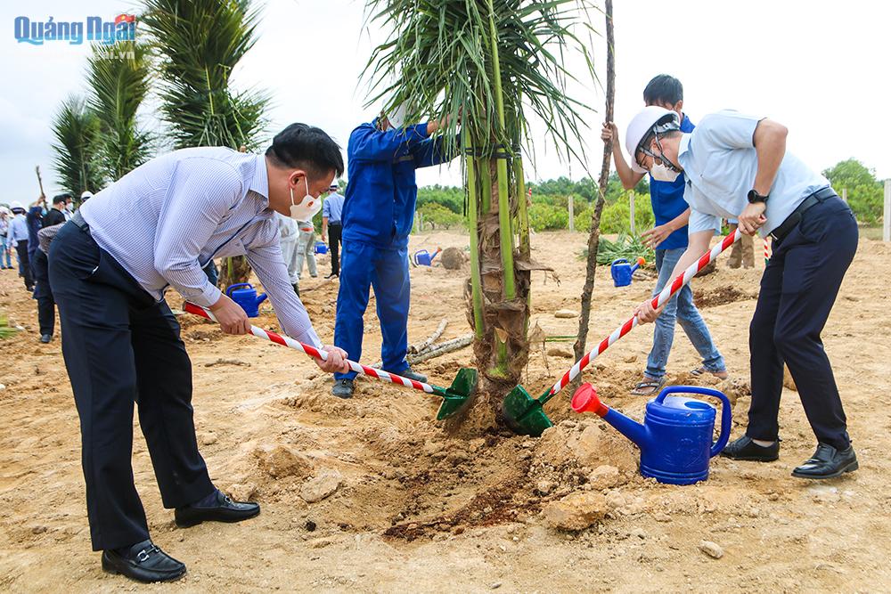 Phó Bí thư Thường trực Tỉnh ủy Đặng Ngọc Huy tham gia trồng cây xanh trên tuyến đường Trì Bình – Cảng Dung Quất.
