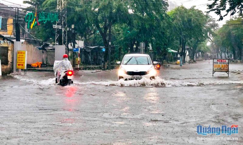 Nhiều tuyến đường ở trung tâm TP.Quảng Ngãi ngập sâu trong nước trong đợt ngập lụt cuối năm 2021