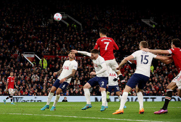 Tình huống Ronaldo bật cao đánh đầu ghi bàn nâng tỉ số lên 3-2 cho Man United - Ảnh: REUTERS