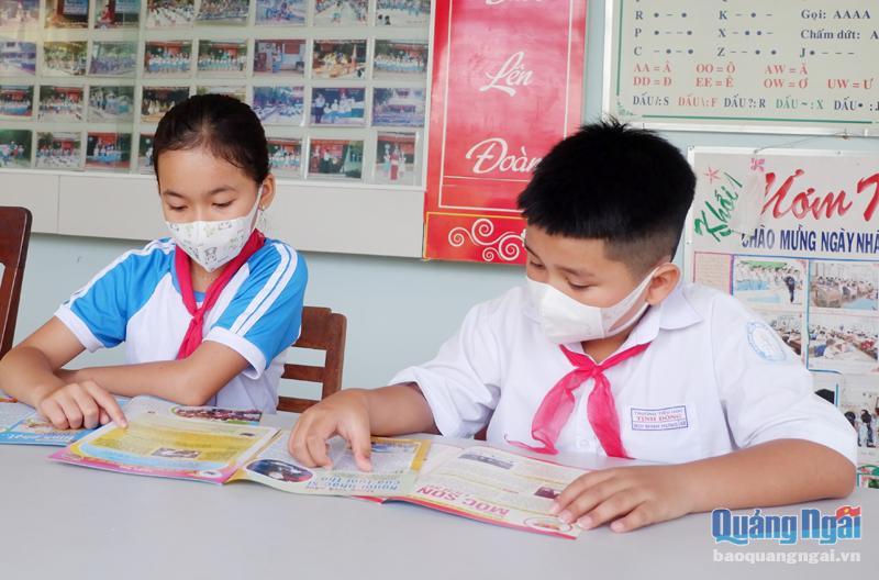 Học sinh Trường Tiểu học Tịnh Đông (Sơn Tịnh) đọc sách, báo tham khảo để tham gia Cuộc thi Viết thư Quốc tế UPU lần thứ 51. 