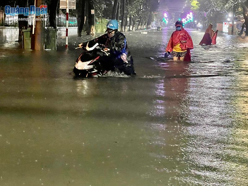 Đường phố trung tâm TP.Quảng Ngãi bị ngập trong trận mưa lịch sử cuối năm 2021. Ảnh TL