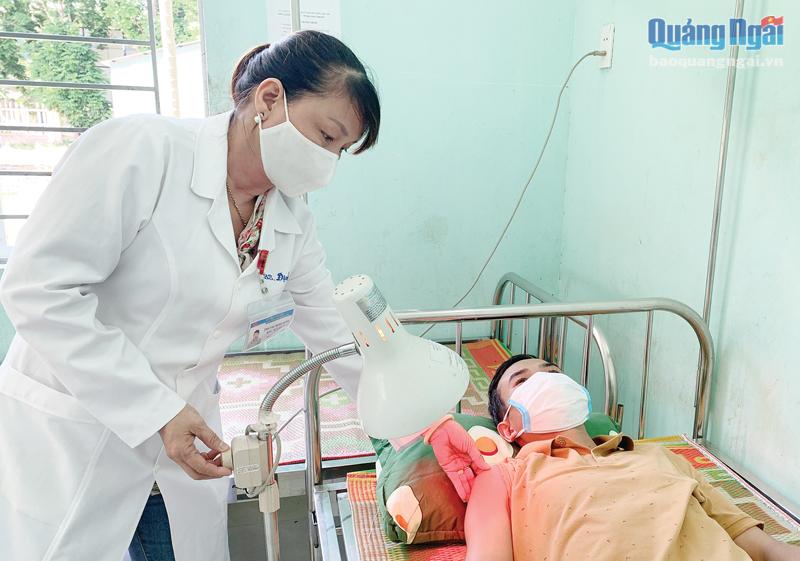 Bác sĩ Trung tâm Y tế huyện Minh Long điều trị cho bệnh nhân.                        Ảnh: A.Nguyệt