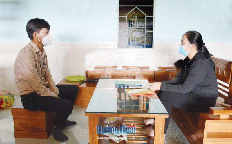 Cán bộ Ủy ban MTTQ Việt Nam xã Bình Minh (Bình Sơn) (bên trái) thường xuyên đi cơ sở để lắng nghe ý kiến của người dân, nhằm thực hiện quyền giám sát sâu sát hơn. 