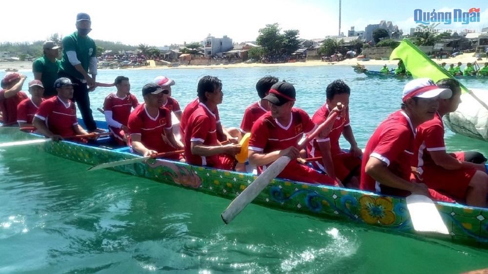 Lễ hội đua thuyền ở làng chài Phước Thiện