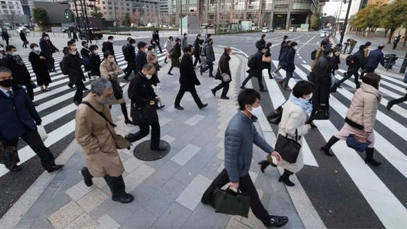 Người dân Tokyo, Nhật Bản, đi làm vào buổi sáng - Ảnh: NIKKEI ASIA