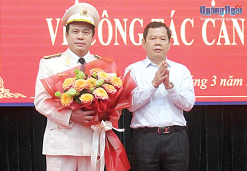 Chủ tịch UBND tỉnh Đặng Văn Minh tặng hoa chúc mừng Đại tá Hoàng Anh Tuấn. Ảnh: Bá Sơn