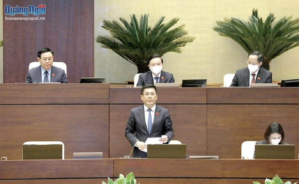 Bộ trưởng Bộ Công Thương Nguyễn Hồng Diên trả lời tại phiên chất vấn sáng 16/3.