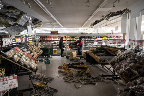 Cảnh tan hoang tại một siêu thị thuộc thành phố Shiroishi, tỉnh Miyagi, Nhật Bản sau trận động đất - Ảnh: AFP
