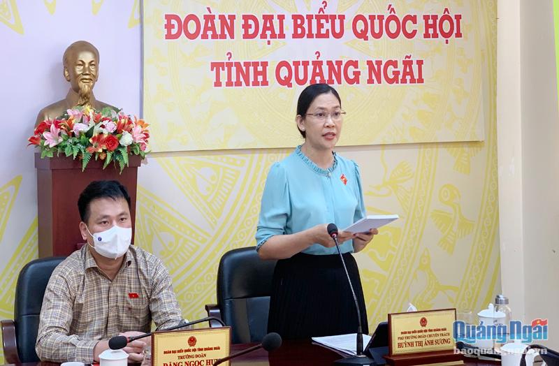 Phó Trưởng đoàn chuyên trách Đoàn ĐBQH tỉnh Huỳnh Thị Ánh Sương chất vấn Bộ trưởng Bộ TN&MT Trần Hồng Hà.