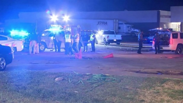 Hiện trường sau khi vụ xả súng xảy ra ở một buổi triển lãm ô tô tại thành phố Dumas, Arkansas, Mỹ, ngày 19-3 - Ảnh: KATV