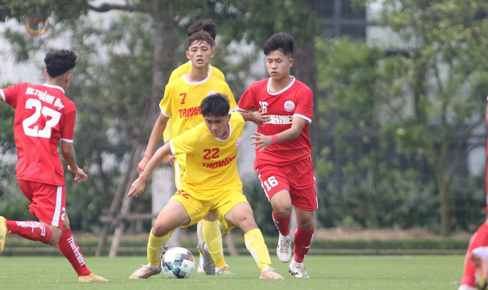 U19 Hoàng Anh Gia Lai (áo vàng) thi đấu kém sắc trước U19 Viettel