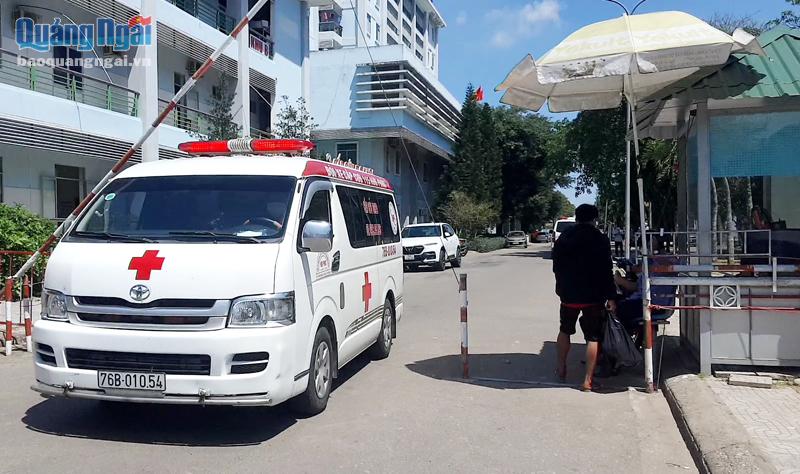 Xe cứu thương tư nhân được phép đưa đón bệnh nhân tại khu vực tiền sảnh Khoa Cấp cứu, Bệnh viện Đa khoa tỉnh.