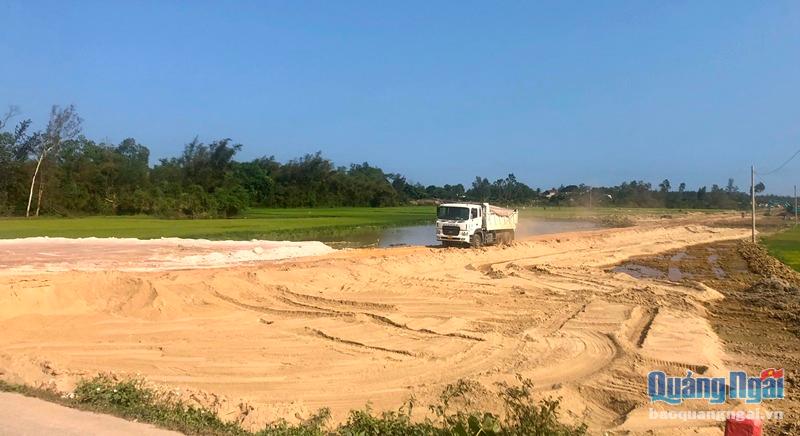 Đơn vị thi công tiến hành thi công tuyến đường Dung Quất - Sa Huỳnh ở huyện Mộ Đức