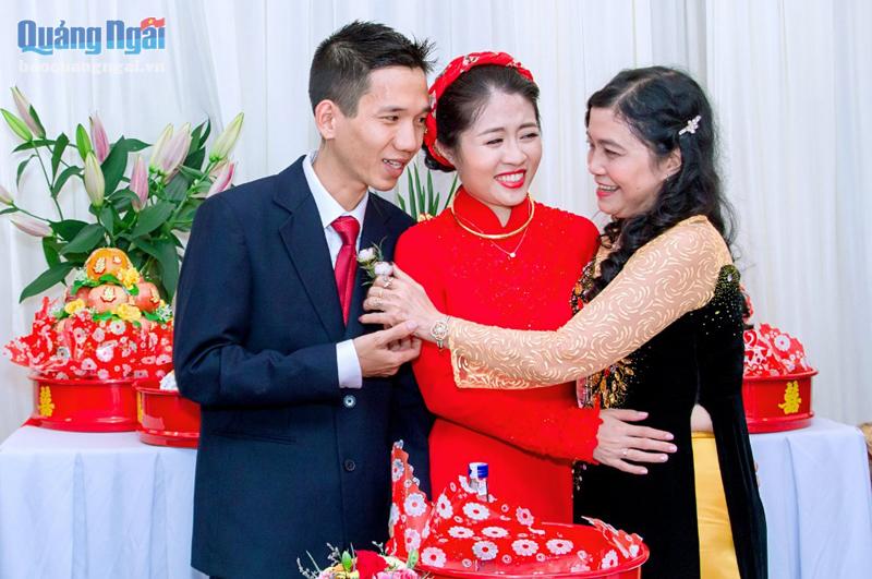 Bà Trịnh Thị Xuân Liên dự lễ cưới của anh Nguyễn Sỹ Hào, người được bà nuôi trong suốt 4 năm học đại học.  Ảnh: NVCC