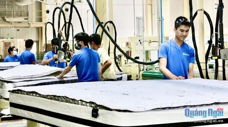 Sản xuất nệm xuất khẩu đi Mỹ tại Công ty TNHH Millennium Furniture  (KCN VSIP Quảng Ngãi). 
