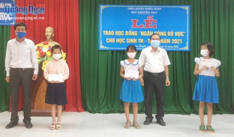 Hội Khuyến học huyện Nghĩa Hành trao học bổng cho học sinh.