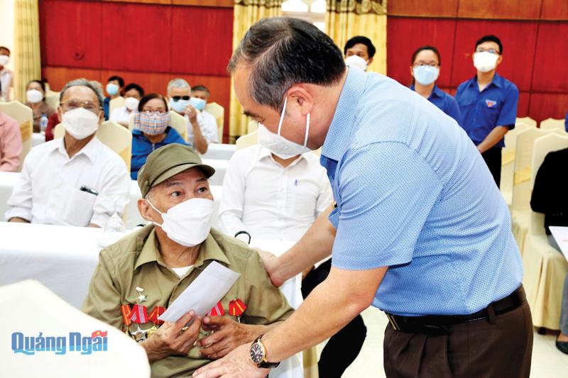 Phó Chủ tịch Thường trực UBND tỉnh Trần Hoàng Tuấn tặng quà cho thương binh, bệnh binh.  Ảnh: LAM UYÊN