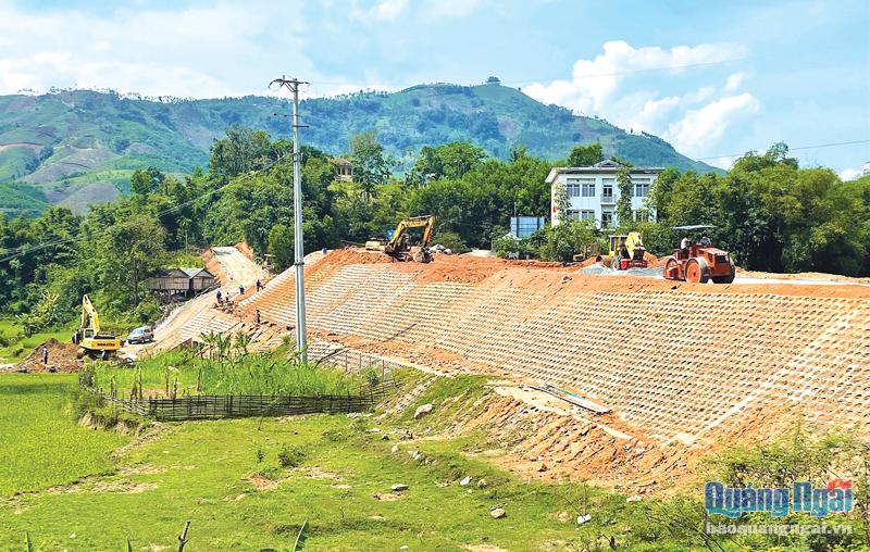 Công trình đường ĐH02 ở trung tâm huyện Sơn Tây đang được thi công.