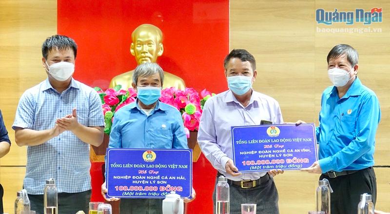 Đại diện 2 Nghiệp đoàn nghề cá An Hải và An Vĩnh nhận quà của Tổng LĐLĐ Việt Nam trao tặng.