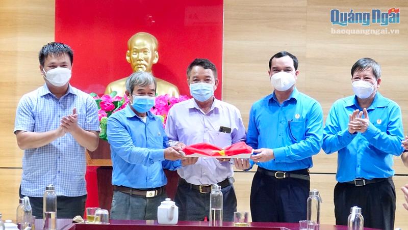 Tổng LĐLĐ Việt Nam trao quà cho ngư dân huyện  Lý Sơn