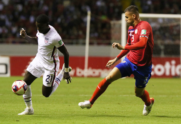 Juan Vargas (phải) đã ghi bàn thắng mở tỉ số cho Costa Rica vào lưới tuyển Mỹ - Ảnh: Reuters