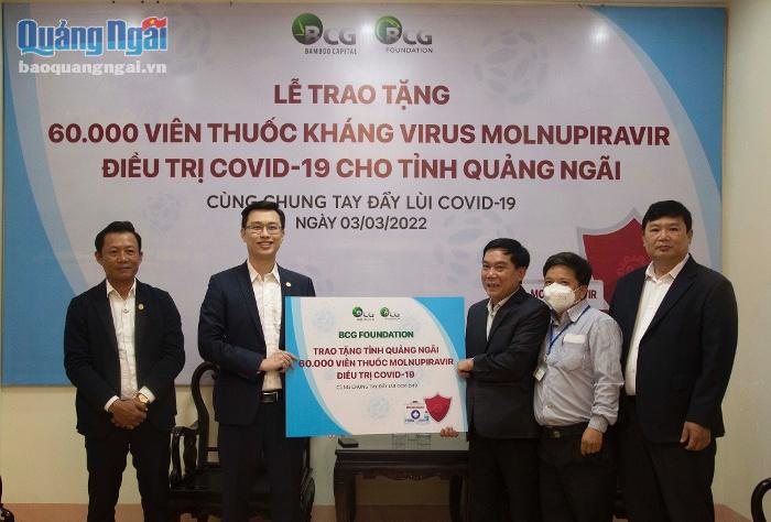 Phó Chủ tịch HĐND tỉnh Nguyễn Tấn Đức tiếp nhận bảng tượng trưng, trao tặng thuốc từ Quỹ BCG Foundation, thuộc Tập đoàn Bamboo Capital.