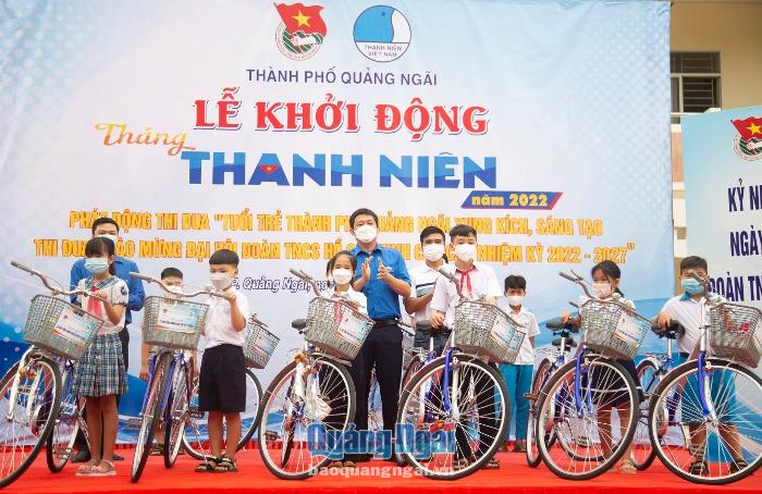 Bí thư Tỉnh đoàn Cao Lê Tùng Nghĩa và Bí thư Thành đoàn Quảng Ngãi Nguyễn Tấn Tiệp trao tặng xe đạp cho các em