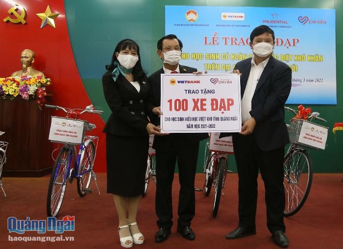 Phó Chủ tịch Ủy ban MTTQ Việt Nam tỉnh Bùi Đức Thọ (ngoài cùng bên phải) tiếp nhận bảng tượng trưng trao tặng 100 xe đạp cho học sinh khó khăn trên địa bàn tỉnh.