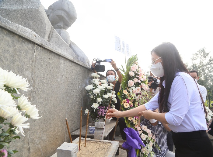 Ủy viên Trung ương Đảng, Bí thư Tỉnh ủy, Chủ tịch HĐND tỉnh Bùi Thị Quỳnh Vân thành kính thắp hương tưởng nhớ đến 504 thường dân Sơn Mỹ vô tội.