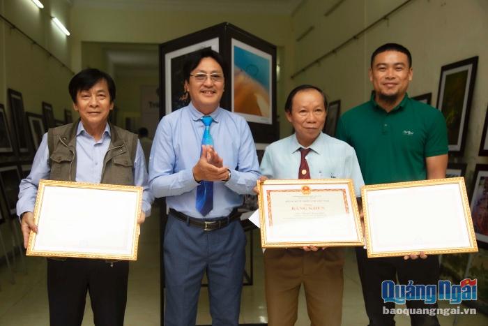 Trao Bằng khen của Hội Nghệ sĩ Nhiếp ảnh Việt Nam cho Hội VHNT tỉnh và các cá nhân.