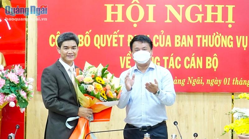 Phó Bí thư Thường trực Tỉnh ủy, Trưởng đoàn ĐBQH tỉnh Đặng Ngọc Huy trao quyết định, tặng hoa chúc mừng đồng chí Võ Văn Mai.