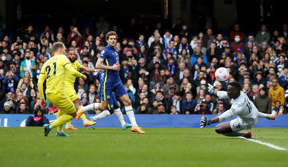 Christian Eriksen sút tung lưới Chelsea, nâng tỉ số lên 2-1 cho Brentford - Ảnh: REUTERS