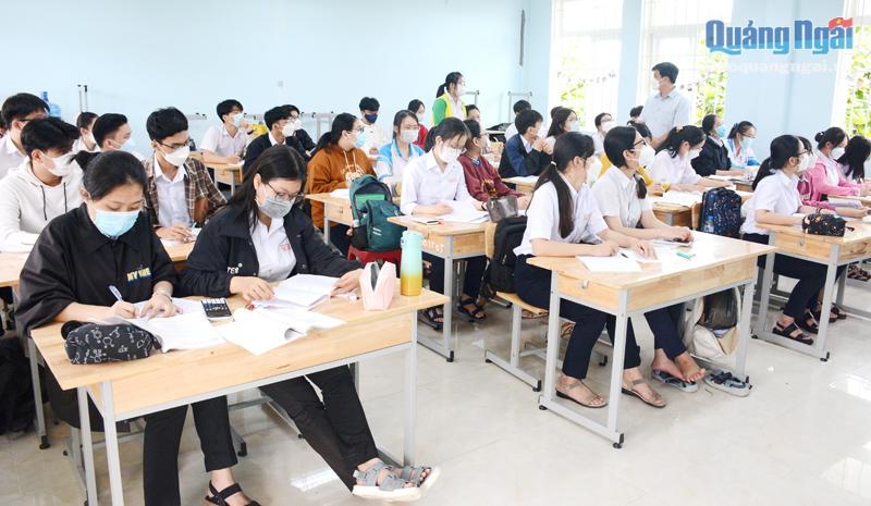 Học sinh lớp 12, Trường THPT Chuyên Lê Khiết ôn tập chuẩn bị thi tốt nghiệp THPT năm 2022. 