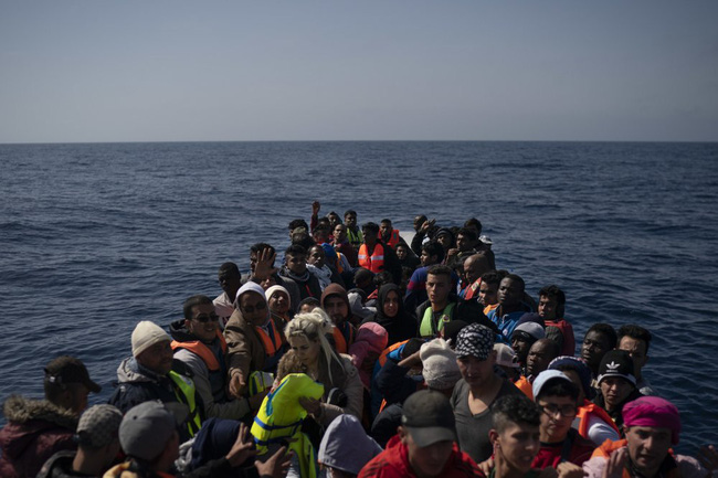 Thuyền &quot;nhồi&quot; gần 100 người trên biển Địa Trung Hải, chỉ 4 người sống sót