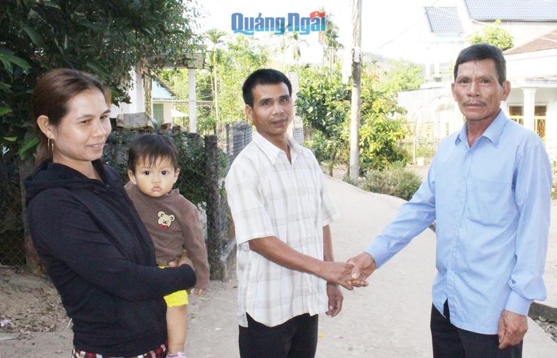 Với tấm lòng sẻ chia, giúp đỡ người nghèo, ông Đinh Trung (bên phải) luôn được người dân quý mến.