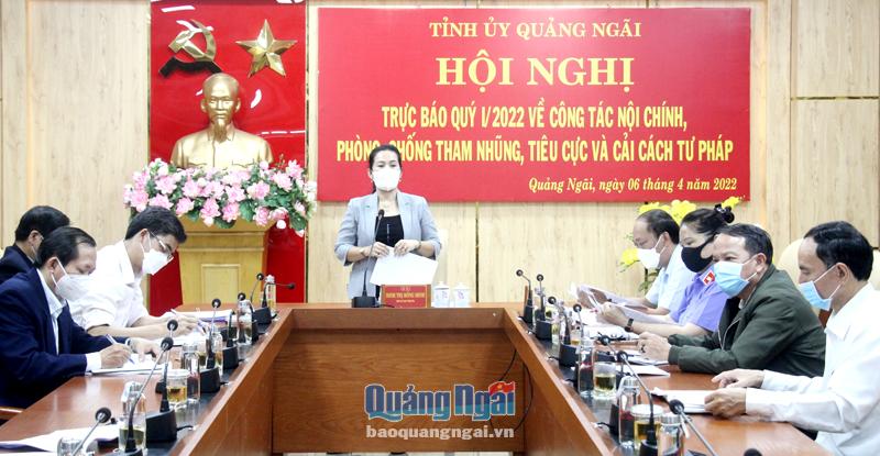 Phó Bí thư Tỉnh ủy, Phó Chủ tịch Thường trực HĐND tỉnh Đinh Thị Hồng Minh phát biểu tại hội nghị.         Ảnh: BÁ SƠN