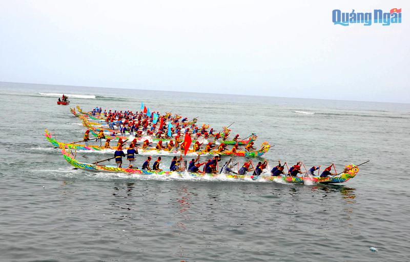 Đua thuyền truyền thống ở Lý Sơn là sản phẩm du lịch đặc sắc, hấp dẫn du khách.