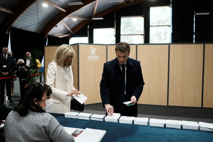 Ông Macron và phu nhân Brigitte Macron bỏ phiếu ở Le Touquet, miền Bắc nước Pháp ngày 10-4. Ảnh: Reuters