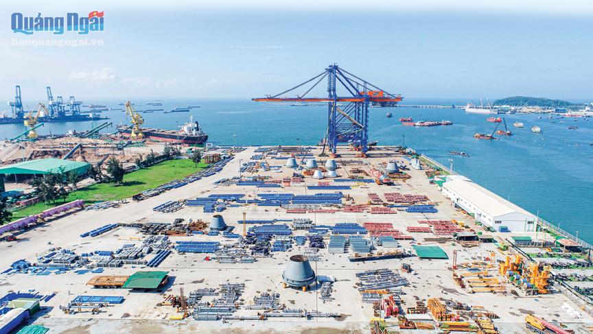 Ngành công nghiệp Quảng Ngãi đang phát triển mạnh mẽ tại KKT Dung Quất.  Trong ảnh: Cảng chuyên dụng của Doosan Vina.              Ảnh: P.D