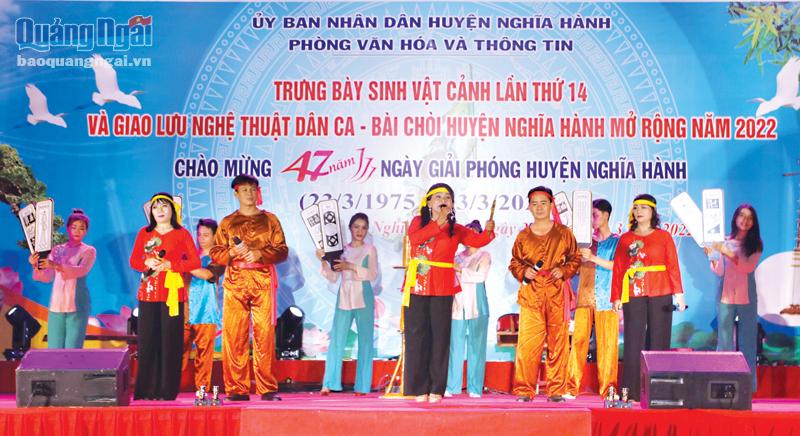 Các diễn viên biểu diễn bài chòi tại đêm giao lưu dân ca - bài chòi huyện Nghĩa Hành mở rộng năm 2022.       Ảnh: PV