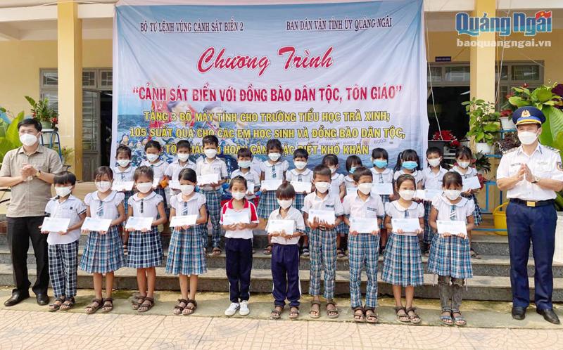 Bộ Tư lệnh Vùng Cảnh sát biển 2 tặng quà cho học sinh có hoàn cảnh khó khăn ở xã Trà Xinh (Trà Bồng).