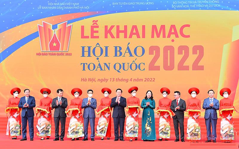 Các đồng chí lãnh đạo Đảng, Nhà nước cắt băng khai mạc Hội Báo toàn quốc 2022.