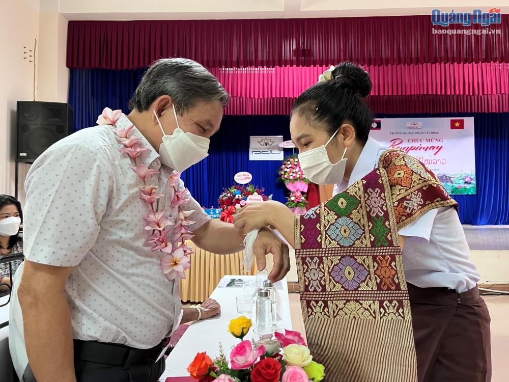 Các đại biểu và lưu học sinh Lào cùng nhau làm lễ cầu may, buộc chỉ tay và chúc nhau một năm mới sức khỏe, gặp nhiều may mắn.