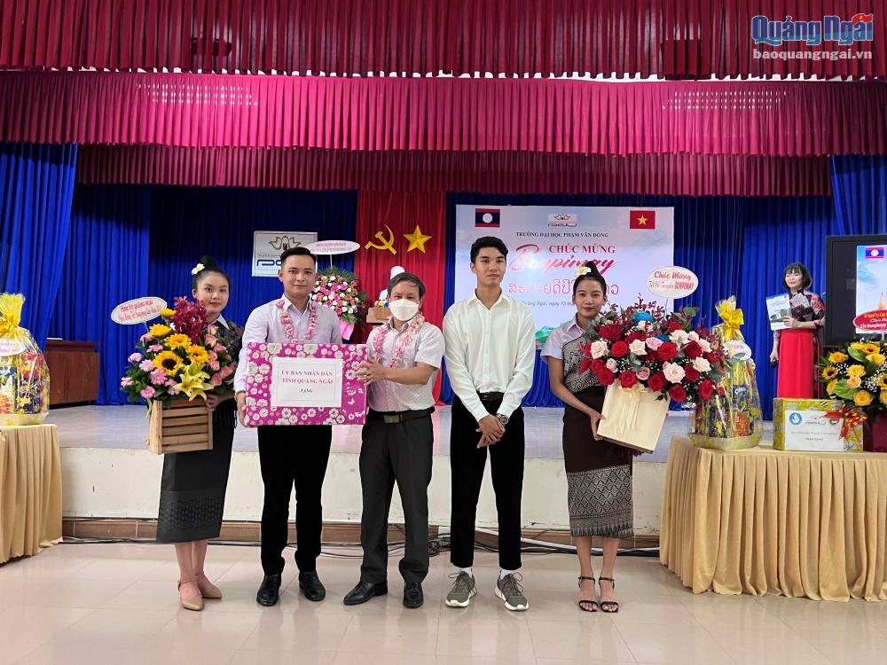 Trong không khí thân mật của buổi giao lưu, Sở GD&ĐT, Sở Ngoại vụ, Công an tỉnh và Trường ĐH Phạm Văn Đồng tặng quà chúc mừng năm mới đến sinh viên Lào. 