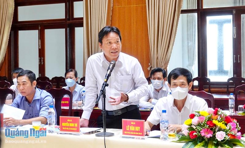Bí thư Huyện uỷ Lý Sơn Nguyễn Minh Trí báo cáo tình hình KT - XH với Đoàn công tác của Ban Tuyên giáo Trung ương.