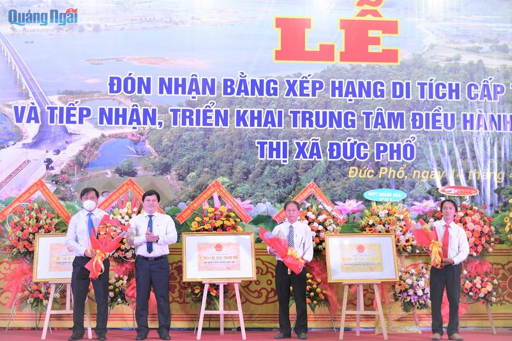 Phó Chủ tịch UBND tỉnh Trần Phước Hiền trao bằng xếp hạng di tích cấp tỉnh cho địa diện 3 địa phương của TX.Đức Phổ.